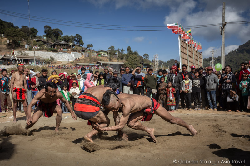 Guerrieri Naga durante una competizione di wrestling di gruppo