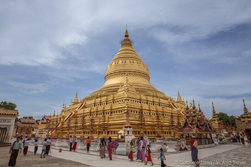 La Pagoda di Shwezigon, uno degli edifici simbolo della valle di Bagan