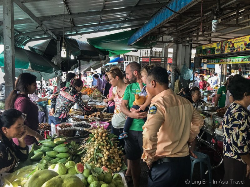 Ospiti di In Asia Travel visitano un mercato cambogiano con bambini