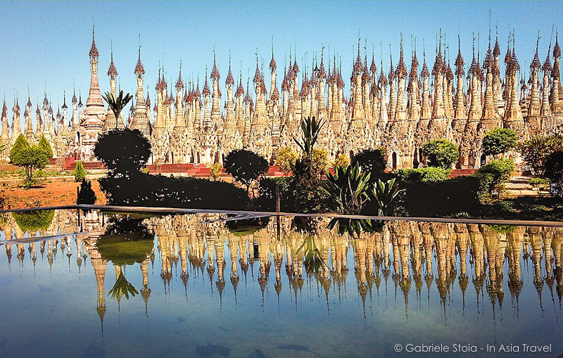 Kakku: le silhouette delle pagode si riflettono sull’acqua con un incredibile gioco di specchi