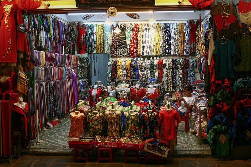 Un negozio di vestiti a Hoi An