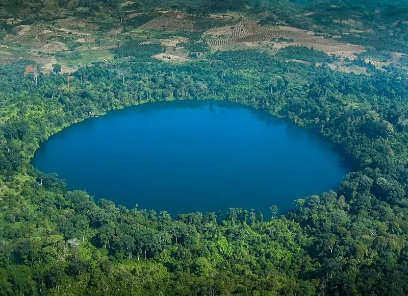 Il lago vulcanico di Yeak Laom